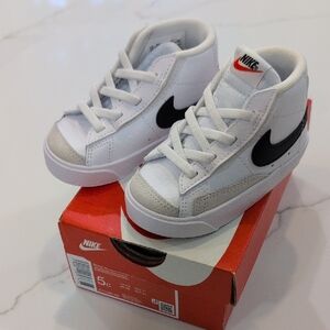 Nike NIB 5c Kids White and Black High-Top Sneakers